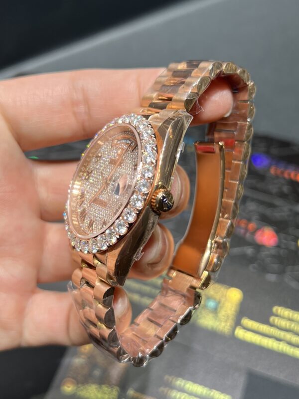 0095 Rolex Daydate 40mm Rose Gold Roman Dial One Row Big Stone Bezel President Band