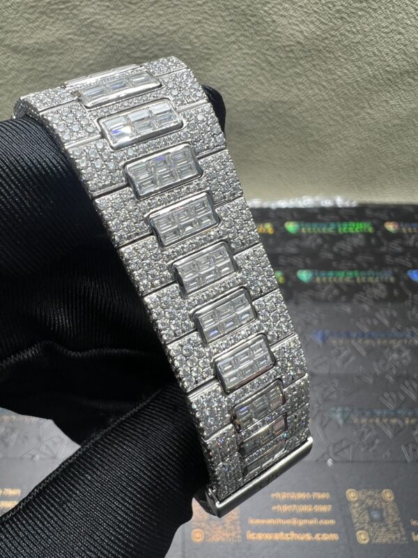 0044 Patek Philippe Nautilus 5712 40mm White Plain Dial Baguette Bezel & Baguette Band
